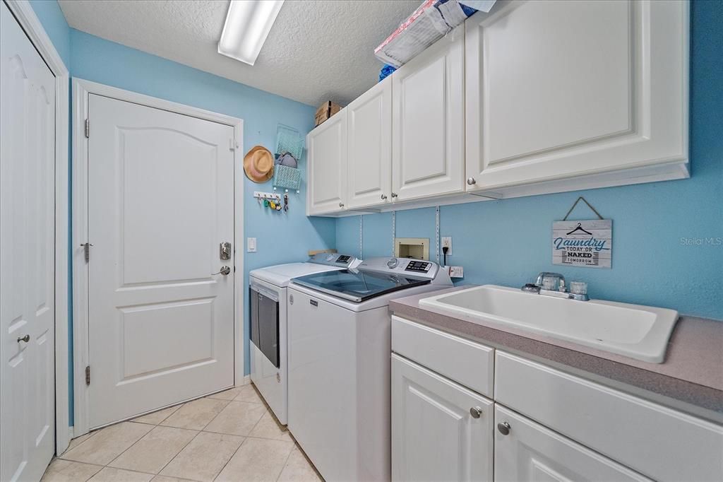 Под контрактом: $565,000 (3 спален, 2 ванн, 2356 Квадратных фут)