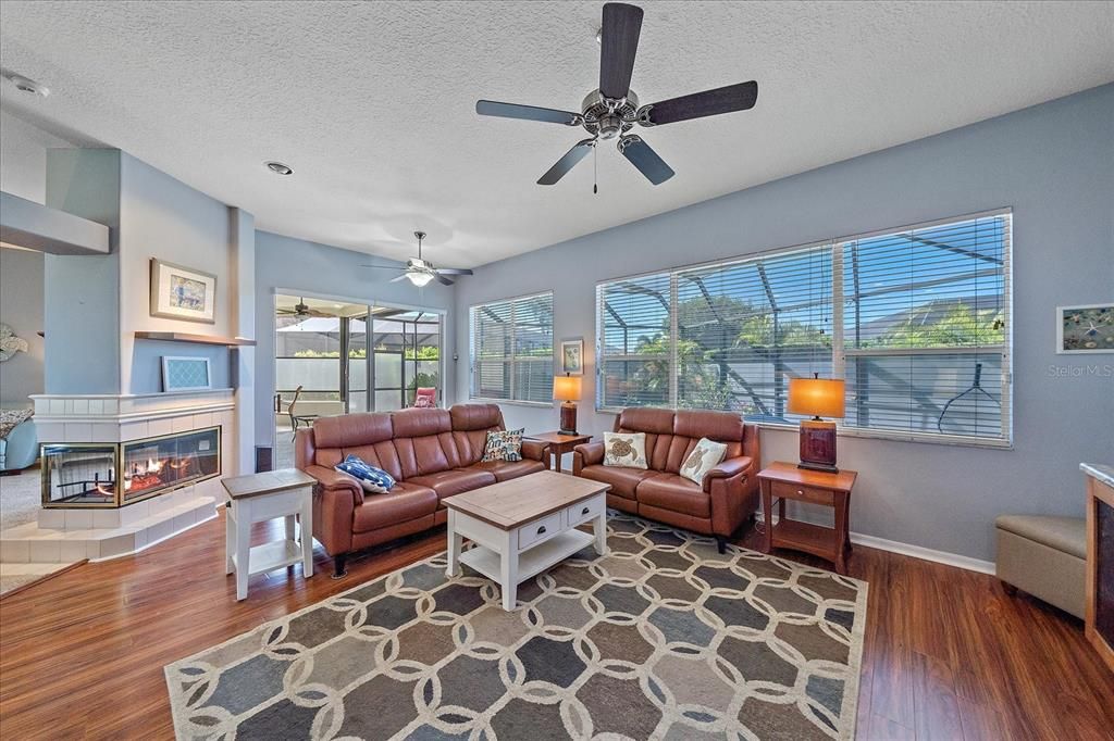 Под контрактом: $565,000 (3 спален, 2 ванн, 2356 Квадратных фут)