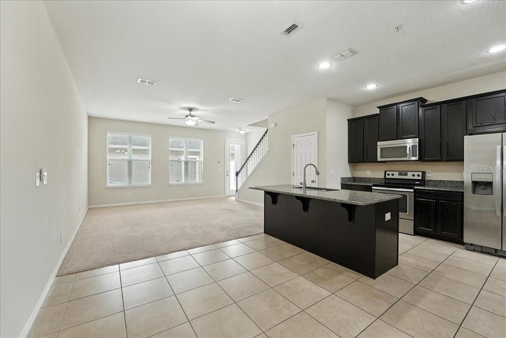 合同活跃: $2,295 (3 贝兹, 2 浴室, 1687 平方英尺)