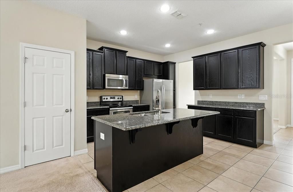 合同活跃: $2,295 (3 贝兹, 2 浴室, 1687 平方英尺)