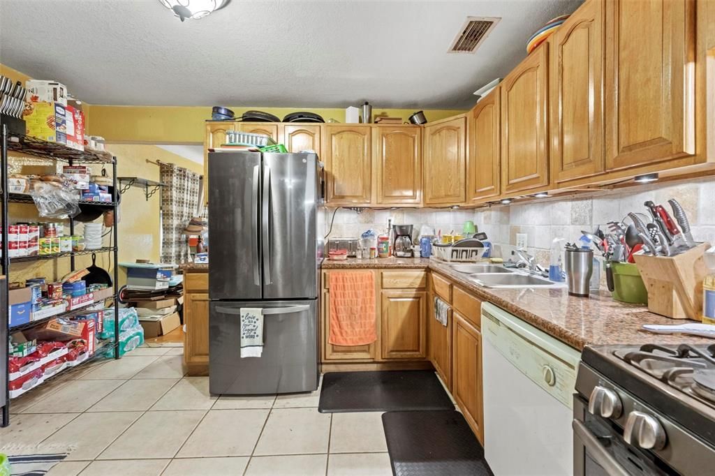 合同活跃: $299,999 (3 贝兹, 2 浴室, 1300 平方英尺)