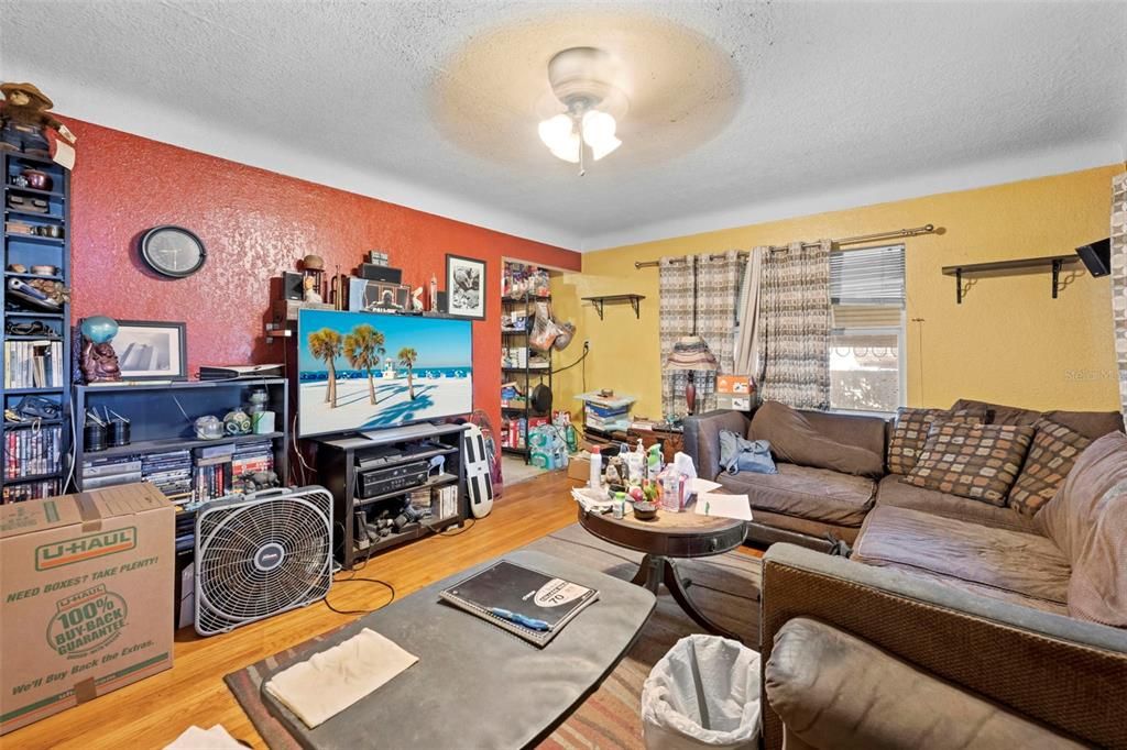 合同活跃: $299,999 (3 贝兹, 2 浴室, 1300 平方英尺)