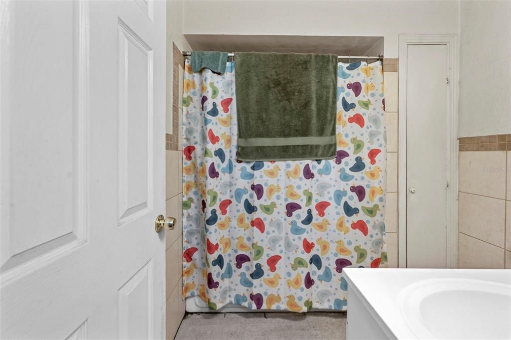 合同活跃: $299,999 (3 贝兹, 2 浴室, 1300 平方英尺)