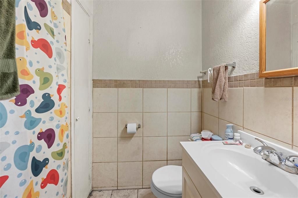 合同活跃: $299,999 (3 贝兹, 2 浴室, 1300 平方英尺)