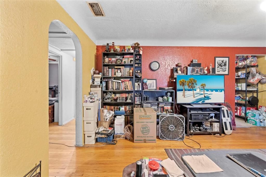 合同活跃: $299,999 (3 贝兹, 2 浴室, 1300 平方英尺)