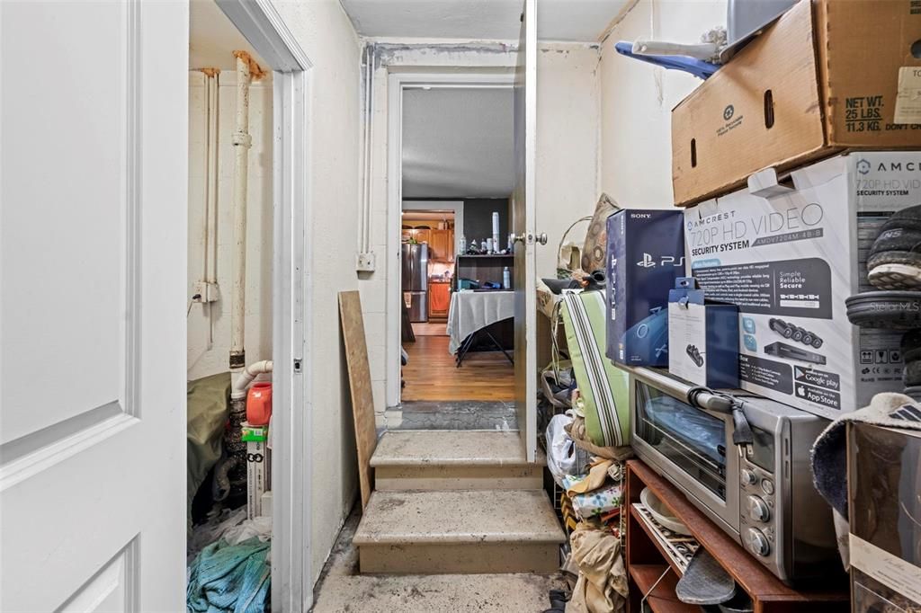 合同活跃: $299,999 (3 贝兹, 2 浴室, 1300 平方英尺)