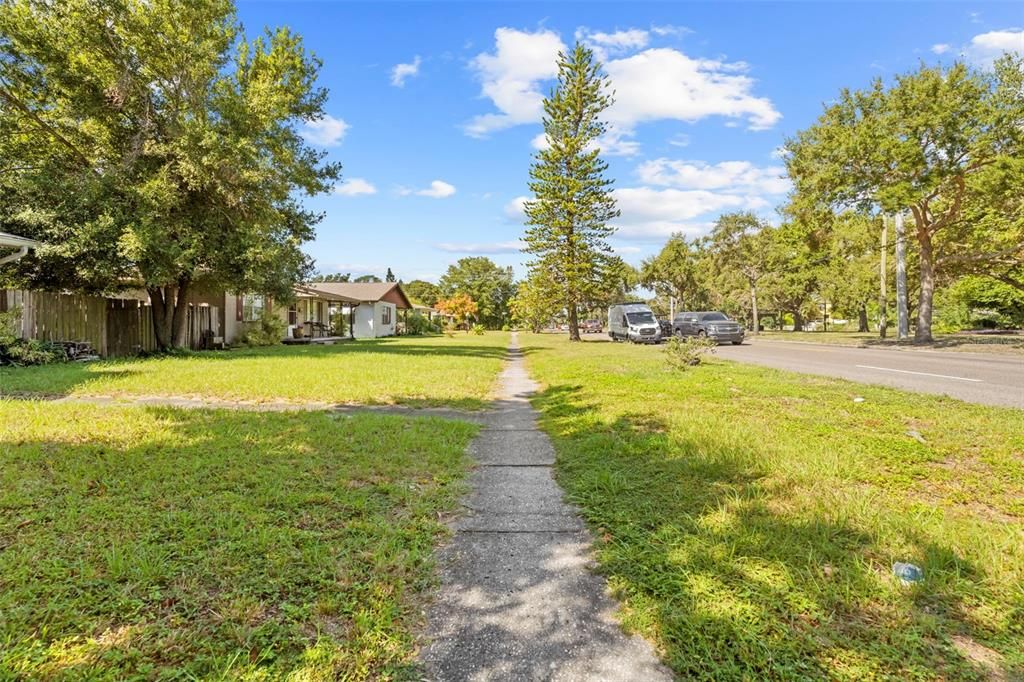 合同活跃: $299,999 (3 贝兹, 2 浴室, 1300 平方英尺)