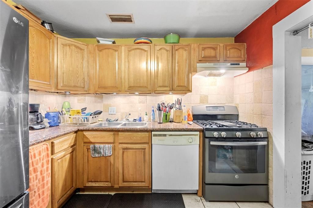 合同活跃: $299,999 (3 贝兹, 2 浴室, 1300 平方英尺)