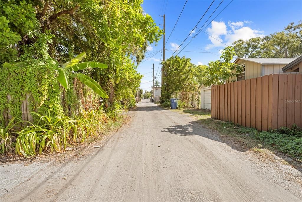 合同活跃: $299,999 (3 贝兹, 2 浴室, 1300 平方英尺)