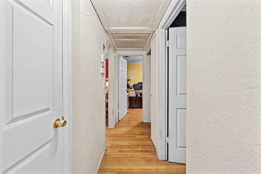 合同活跃: $299,999 (3 贝兹, 2 浴室, 1300 平方英尺)