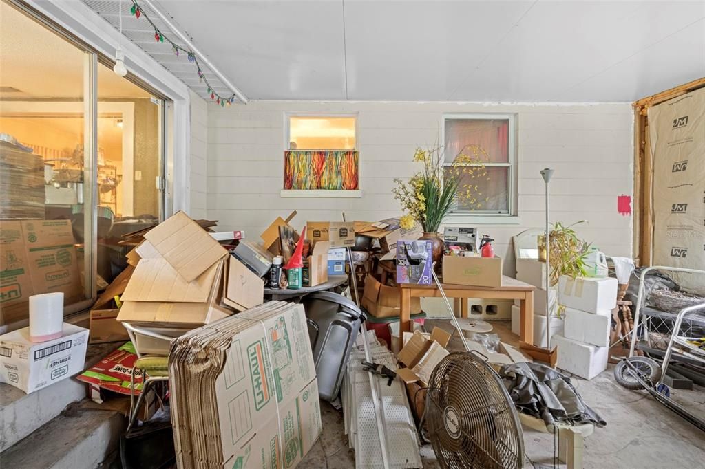 合同活跃: $299,999 (3 贝兹, 2 浴室, 1300 平方英尺)