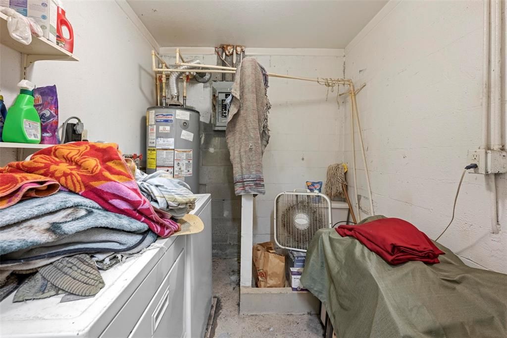 合同活跃: $299,999 (3 贝兹, 2 浴室, 1300 平方英尺)