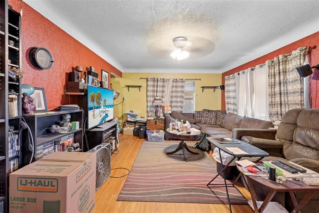 合同活跃: $299,999 (3 贝兹, 2 浴室, 1300 平方英尺)