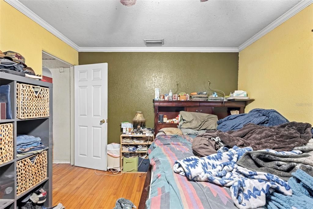 合同活跃: $299,999 (3 贝兹, 2 浴室, 1300 平方英尺)