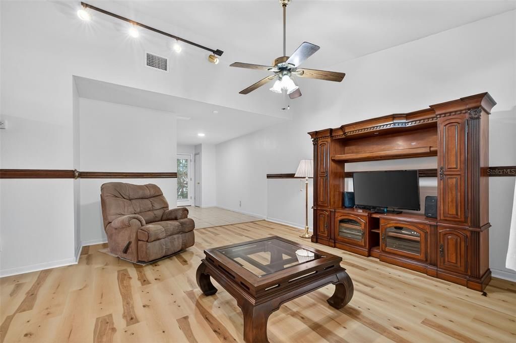 待售: $375,000 (2 贝兹, 2 浴室, 1018 平方英尺)