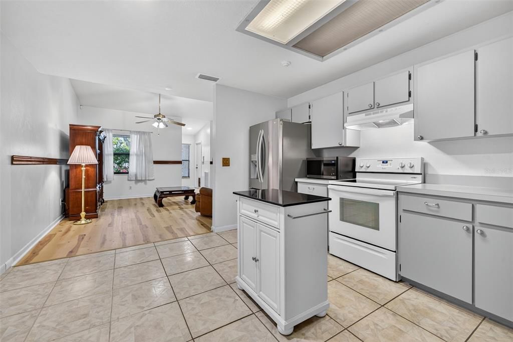 待售: $375,000 (2 贝兹, 2 浴室, 1018 平方英尺)