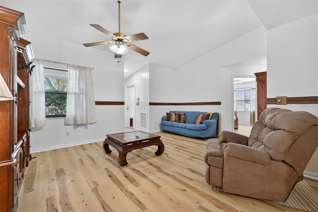 待售: $375,000 (2 贝兹, 2 浴室, 1018 平方英尺)