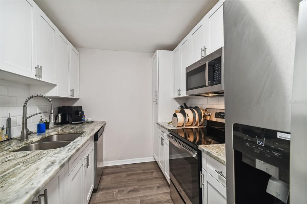 For Sale: $325,000 (2 beds, 2 baths, 1032 Square Feet)