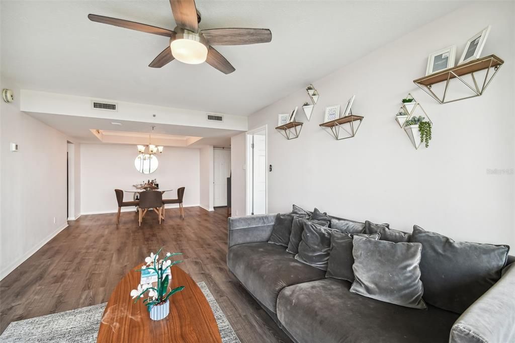 For Sale: $325,000 (2 beds, 2 baths, 1032 Square Feet)