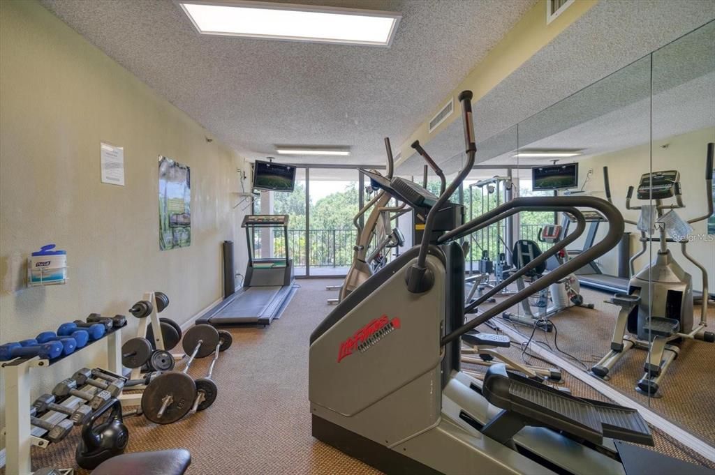 For Sale: $325,000 (2 beds, 2 baths, 1032 Square Feet)