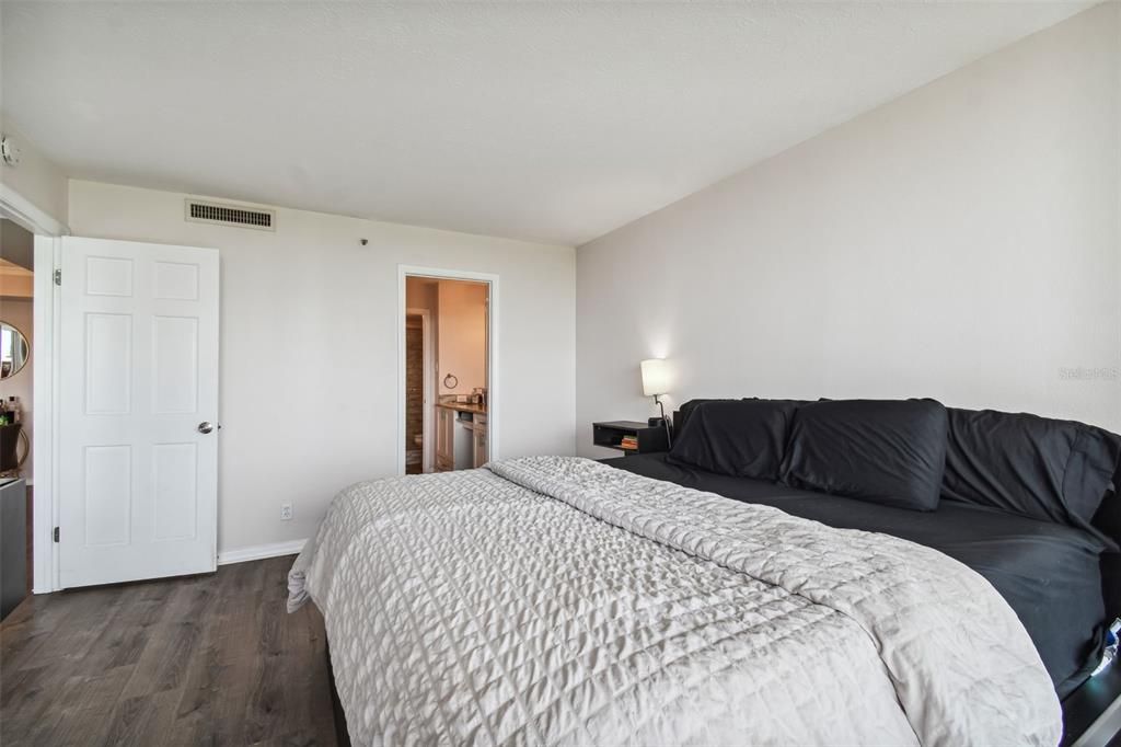 For Sale: $325,000 (2 beds, 2 baths, 1032 Square Feet)