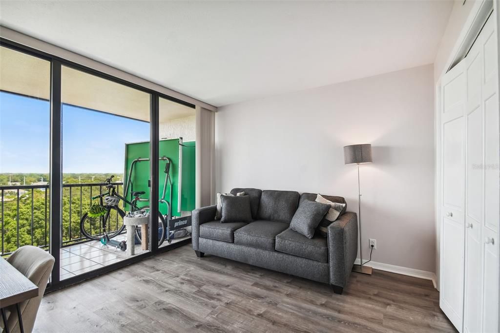 For Sale: $325,000 (2 beds, 2 baths, 1032 Square Feet)