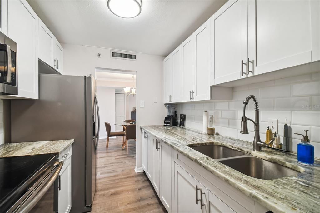 For Sale: $325,000 (2 beds, 2 baths, 1032 Square Feet)