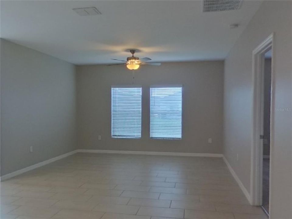 合同活跃: $1,879 (4 贝兹, 2 浴室, 1848 平方英尺)