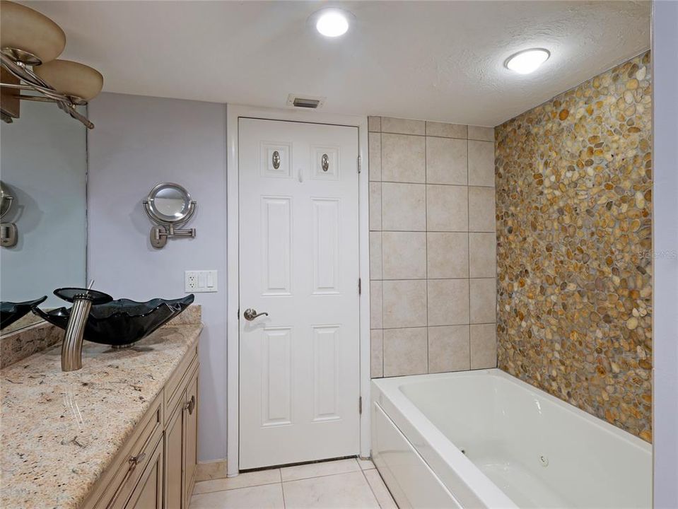 待售: $985,000 (2 贝兹, 2 浴室, 1555 平方英尺)