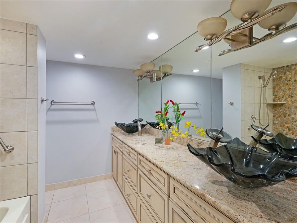 待售: $985,000 (2 贝兹, 2 浴室, 1555 平方英尺)