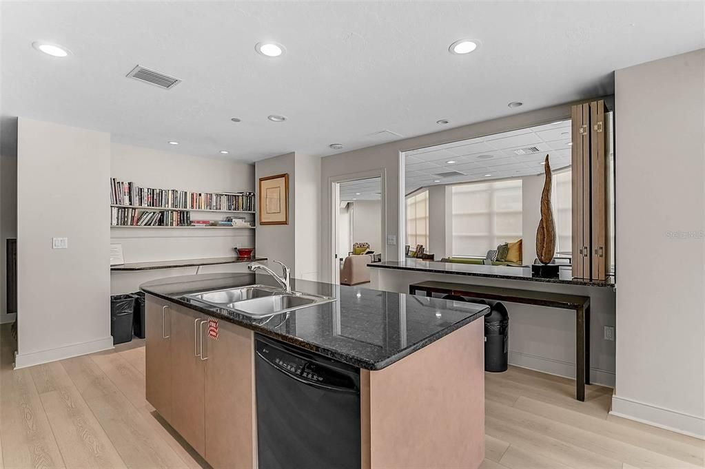 待售: $985,000 (2 贝兹, 2 浴室, 1555 平方英尺)