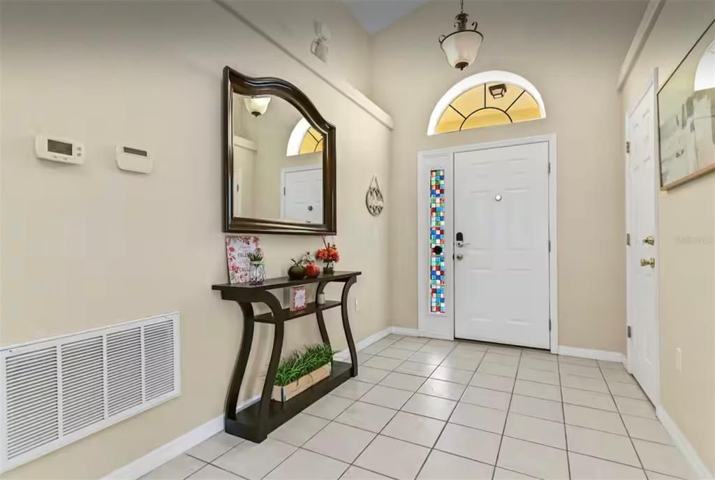 En Renta: $2,500 (4 camas, 3 baños, 1700 Pies cuadrados)