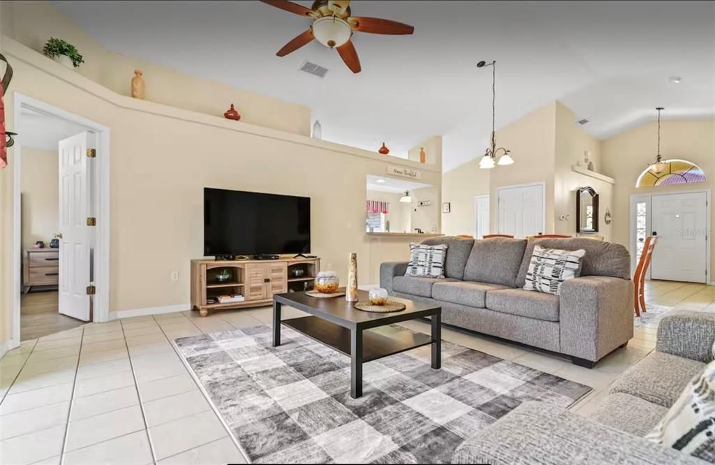 En Renta: $2,500 (4 camas, 3 baños, 1700 Pies cuadrados)