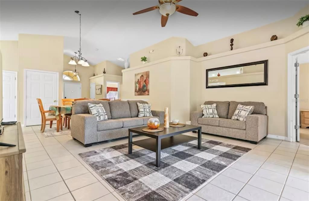 En Renta: $2,500 (4 camas, 3 baños, 1700 Pies cuadrados)