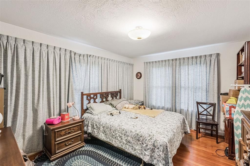 Active With Contract: $479,000 (2 beds, 1 baths, 1182 Square Feet)