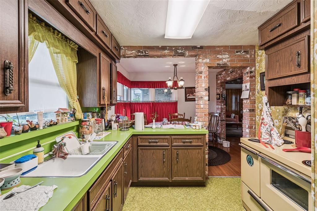 Active With Contract: $479,000 (2 beds, 1 baths, 1182 Square Feet)