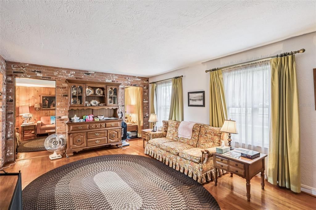 Active With Contract: $479,000 (2 beds, 1 baths, 1182 Square Feet)