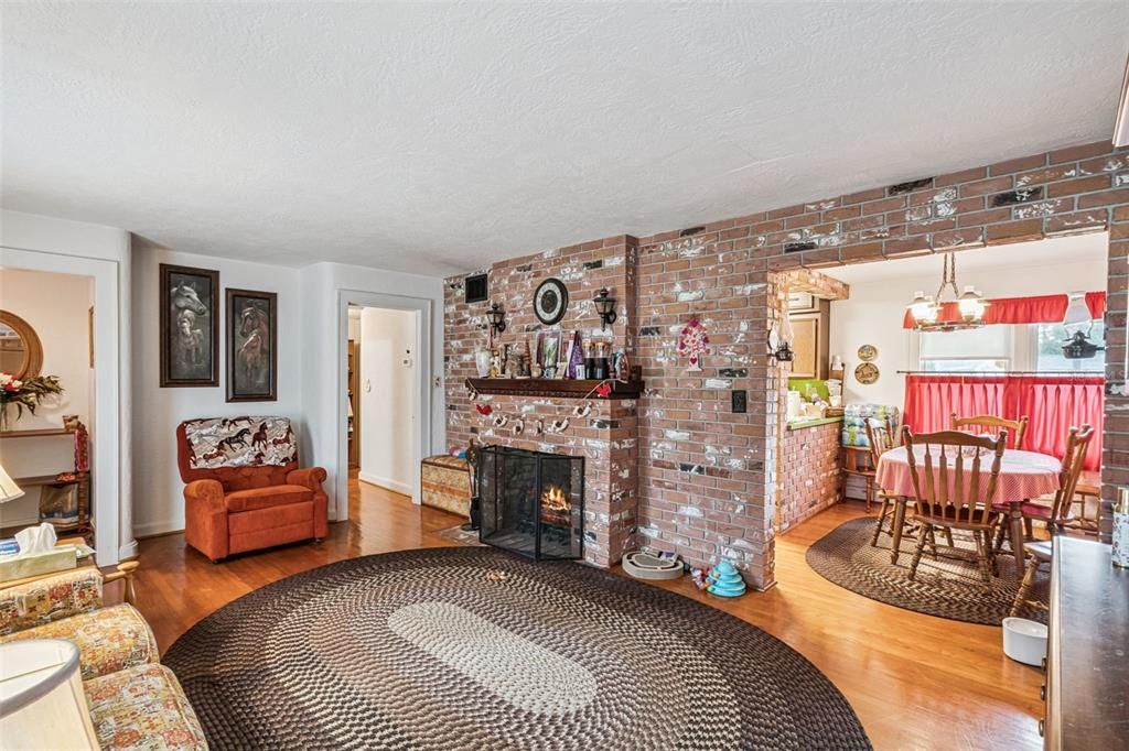 Active With Contract: $479,000 (2 beds, 1 baths, 1182 Square Feet)