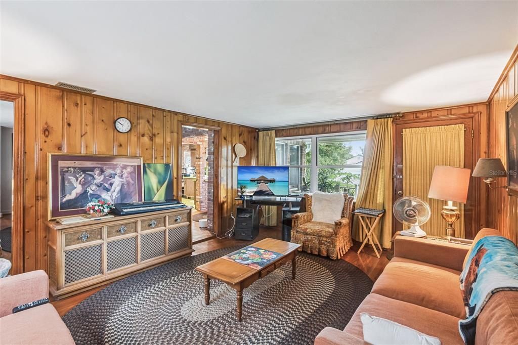 Active With Contract: $479,000 (2 beds, 1 baths, 1182 Square Feet)