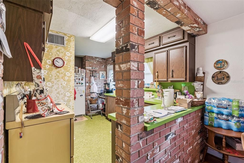 Active With Contract: $479,000 (2 beds, 1 baths, 1182 Square Feet)