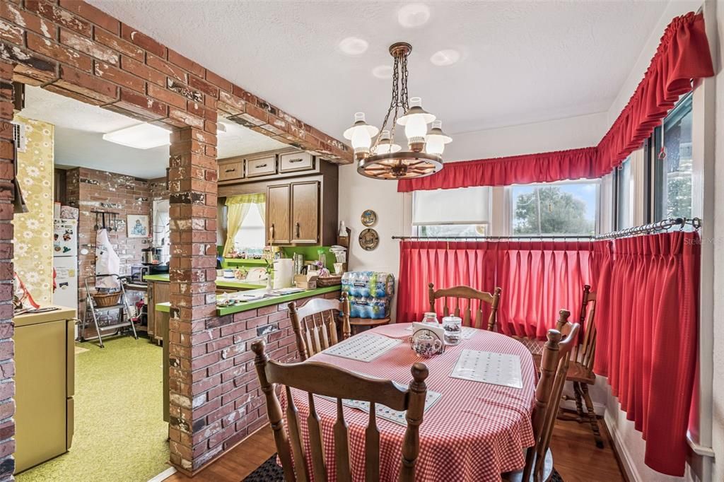 Active With Contract: $479,000 (2 beds, 1 baths, 1182 Square Feet)