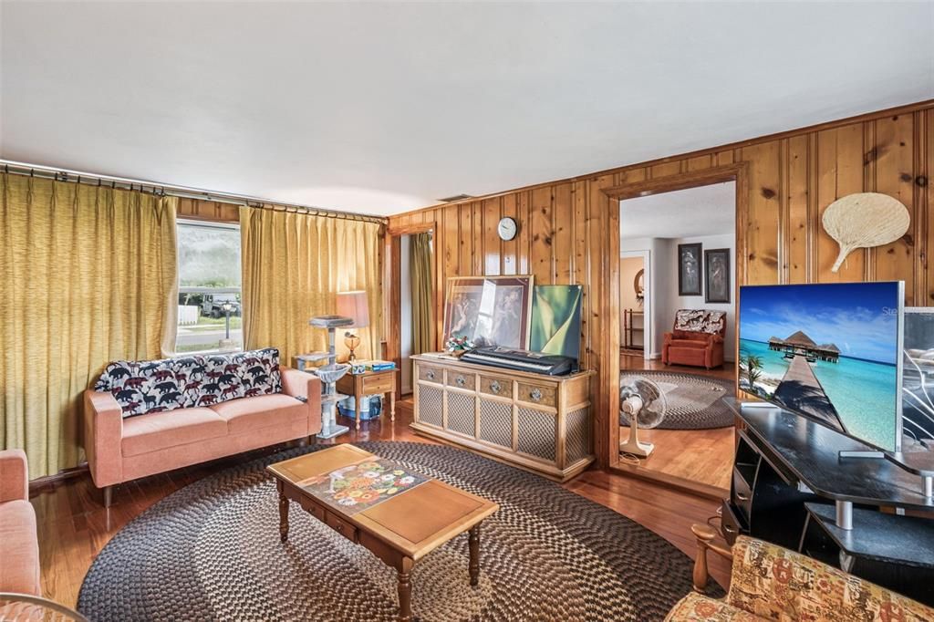 Active With Contract: $479,000 (2 beds, 1 baths, 1182 Square Feet)