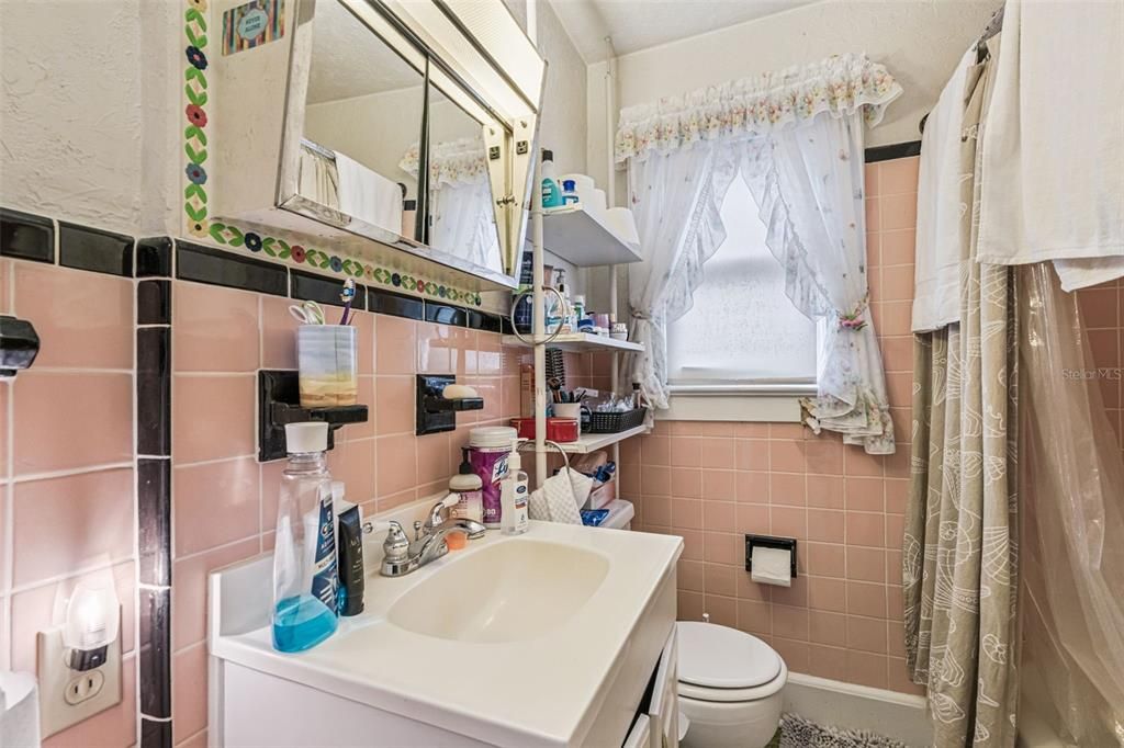 Active With Contract: $479,000 (2 beds, 1 baths, 1182 Square Feet)