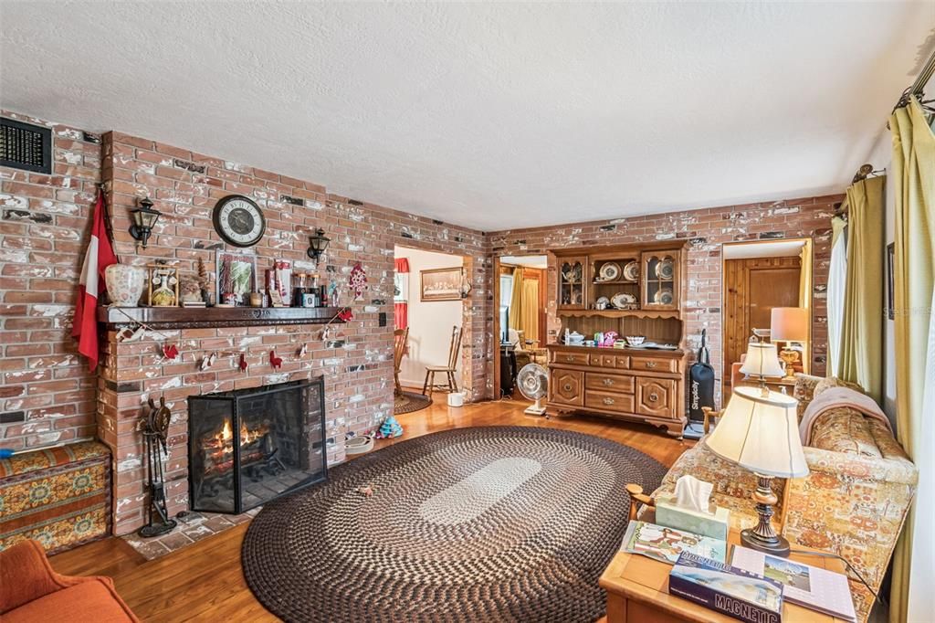 Active With Contract: $479,000 (2 beds, 1 baths, 1182 Square Feet)