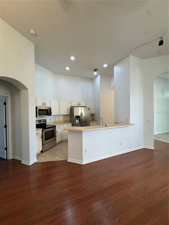 For Rent: $2,600 (4 beds, 2 baths, 1941 Square Feet)