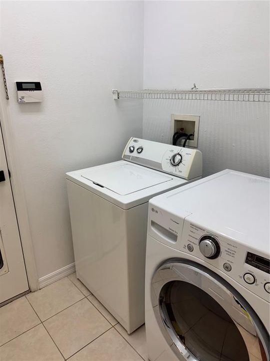 For Rent: $2,600 (4 beds, 2 baths, 1941 Square Feet)