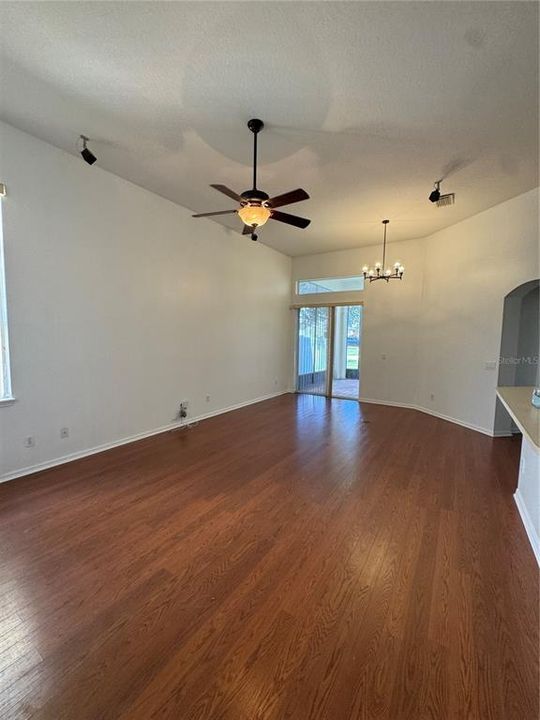 For Rent: $2,600 (4 beds, 2 baths, 1941 Square Feet)