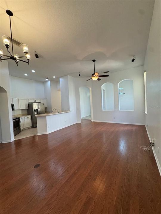 For Rent: $2,600 (4 beds, 2 baths, 1941 Square Feet)