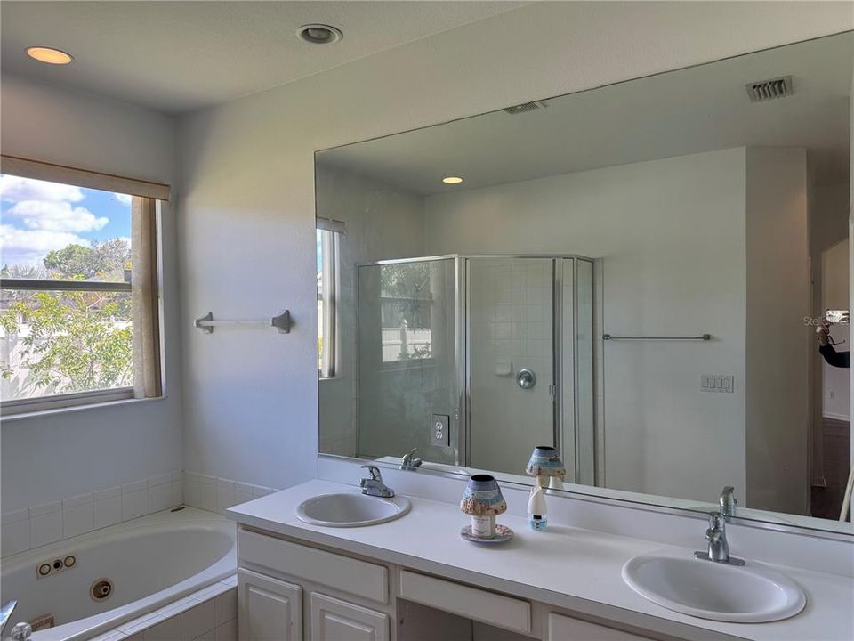 For Rent: $2,600 (4 beds, 2 baths, 1941 Square Feet)