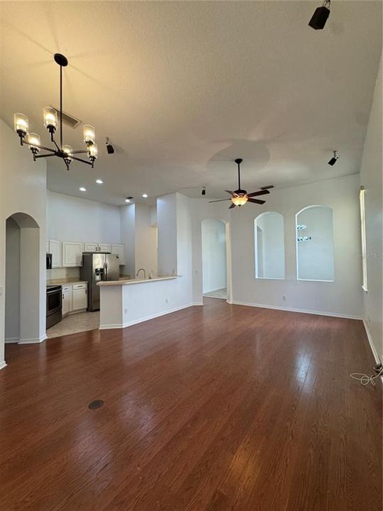 For Rent: $2,600 (4 beds, 2 baths, 1941 Square Feet)